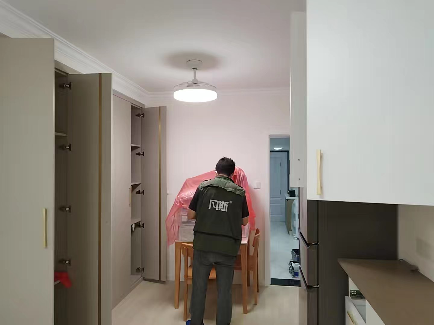 入住新房后柜子總有刺鼻味道一年都不散是不是甲醛引起的？